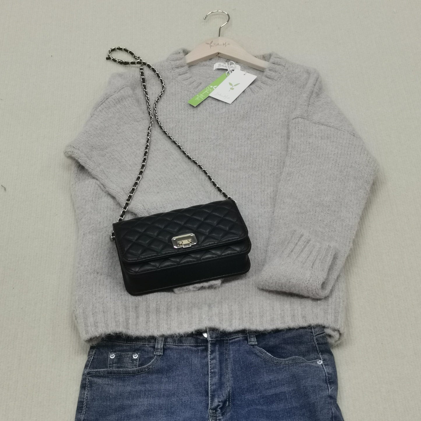 FallStil - Oversize Pullover mit elfenbeinfarbener Taschenfront