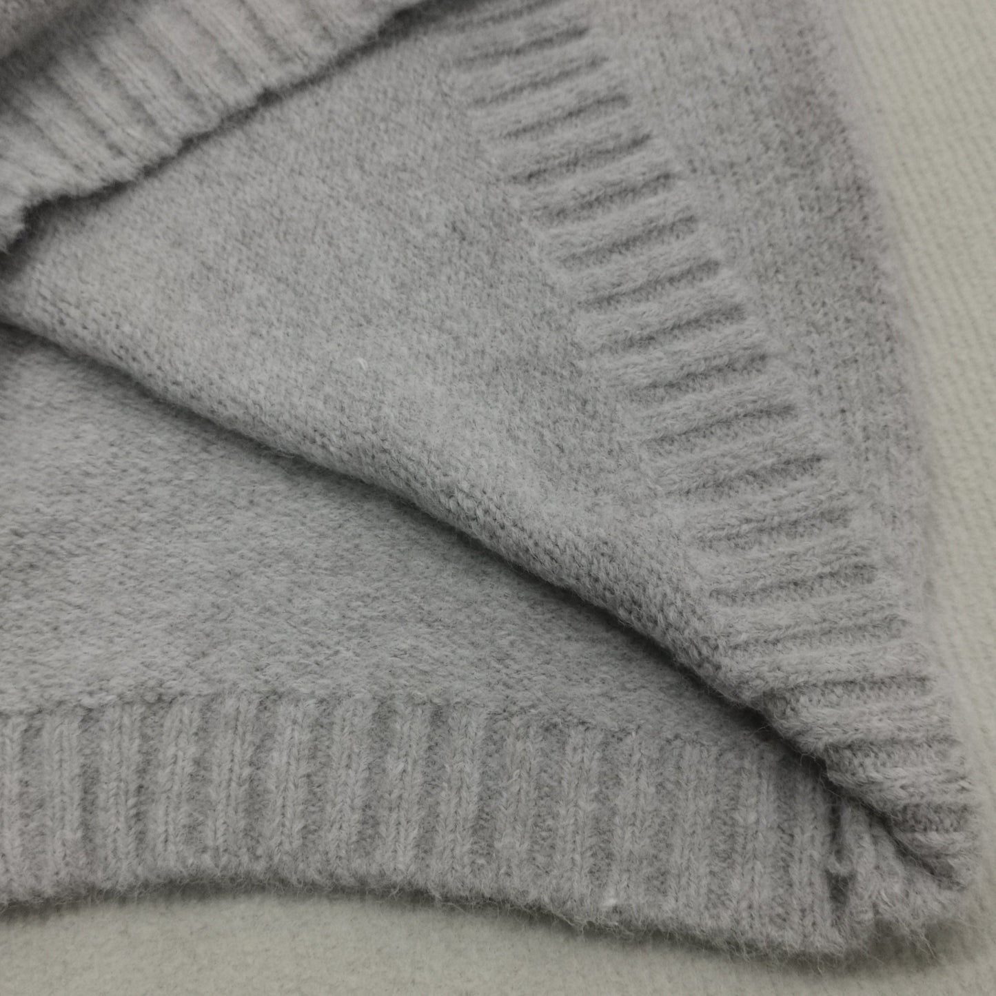 FallStil - Oversize Pullover mit elfenbeinfarbener Taschenfront