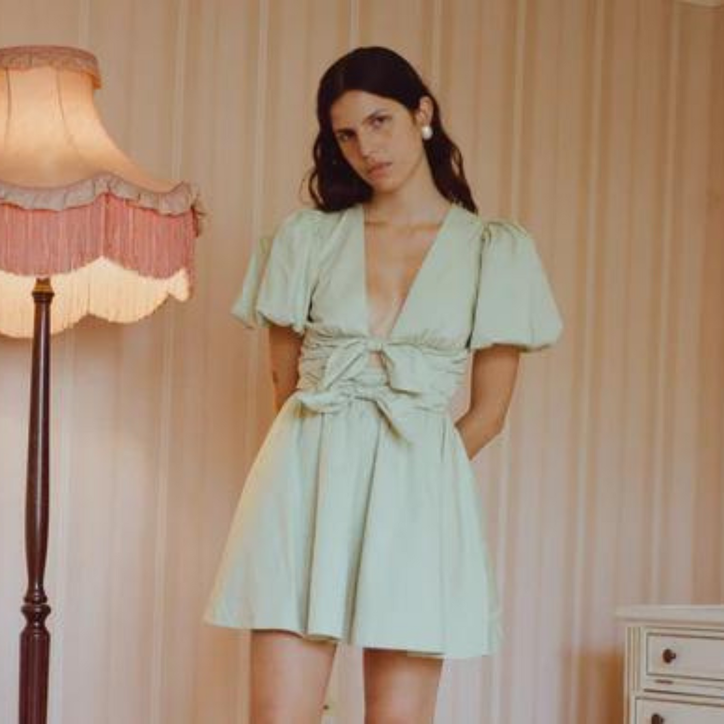 Elizabeth - Salbeigrünes Minikleid mit Schnürung und geknoteter Schleife