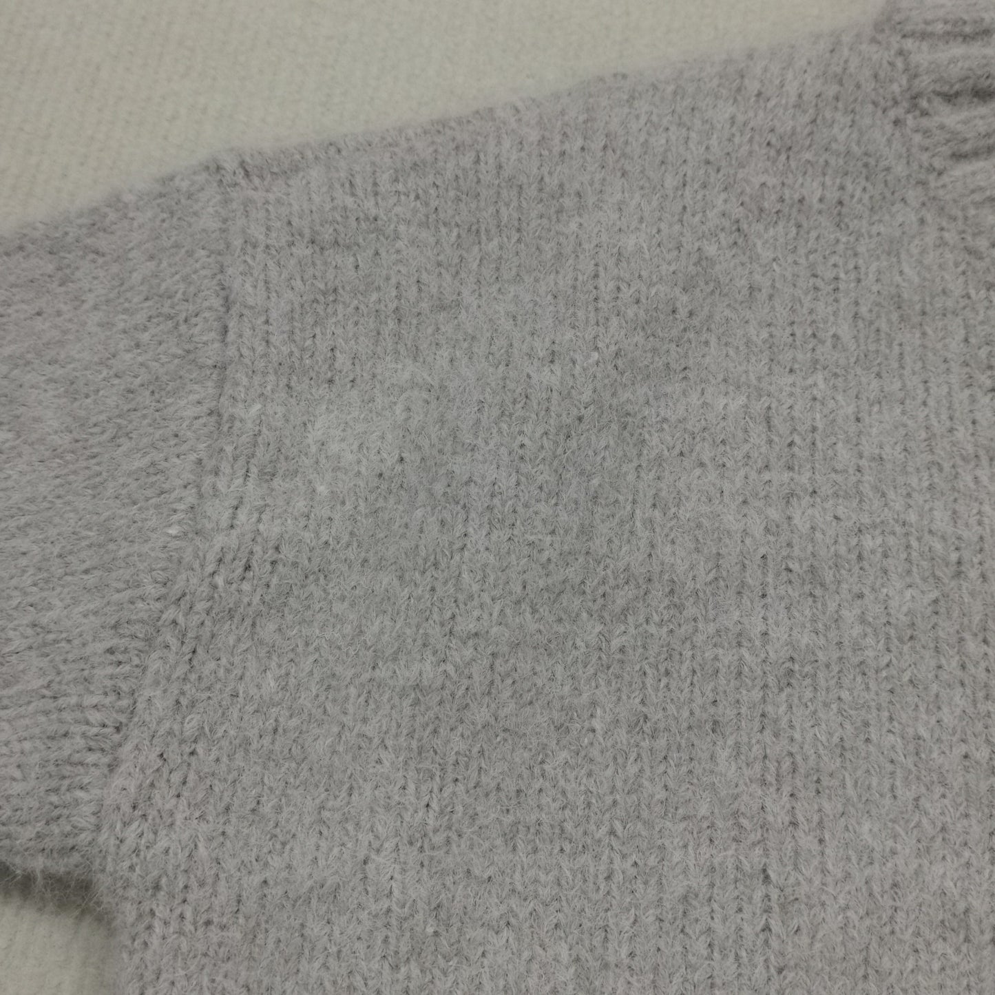 FallStil - Oversize Pullover mit elfenbeinfarbener Taschenfront