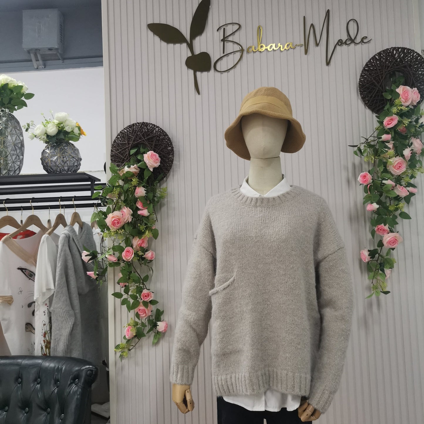 FallStil - Oversize Pullover mit elfenbeinfarbener Taschenfront